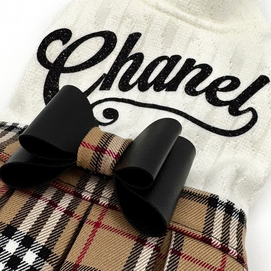 Abito Brit - Eleganza in Maglia con Gonna Scozzese a Pieghe