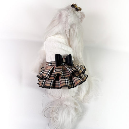 Abito Brit in maglia calda con gonna doppia a pieghe in tessuto scozzese marrone e fiocco nero in ecopelle