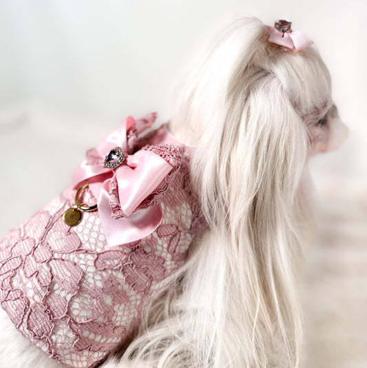Pettorina Magnolia Bauloveyou in pizzo rosa con fiocco e cristallo