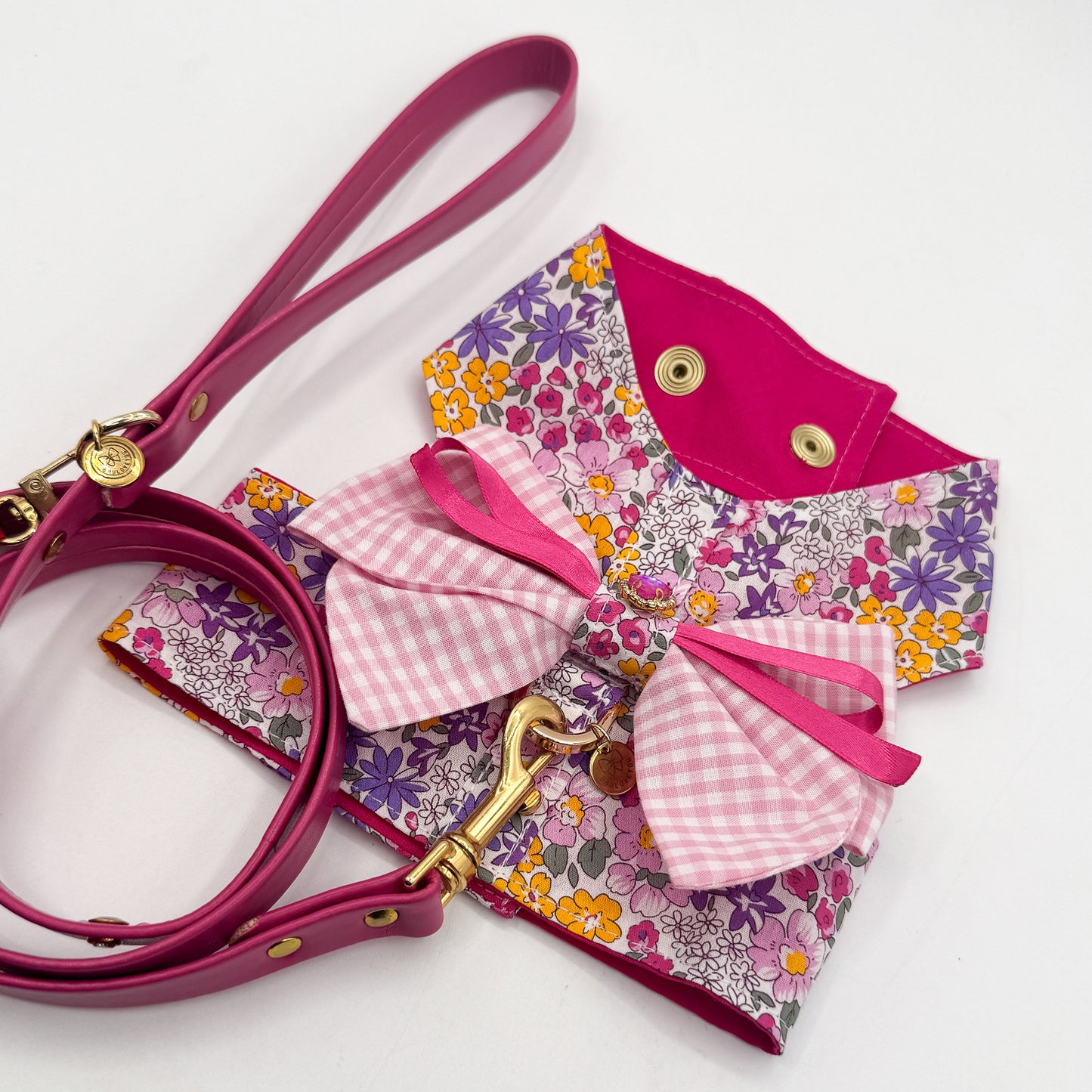 Dettaglio brassiere Liberty con fiocco rosa e cristallo fucsia