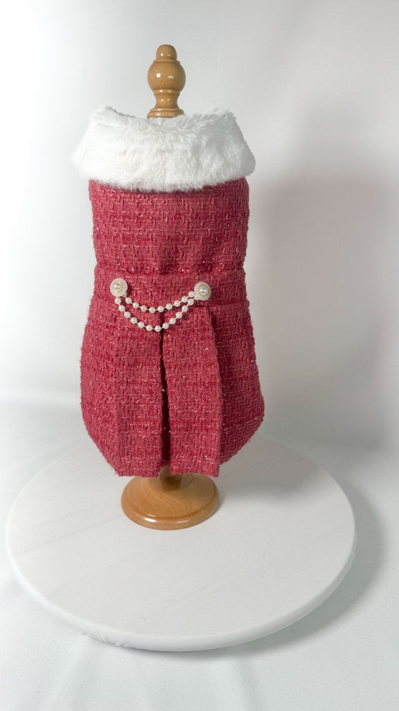 Cappottino Angelica su manichino, con collo bianco e filo di perle