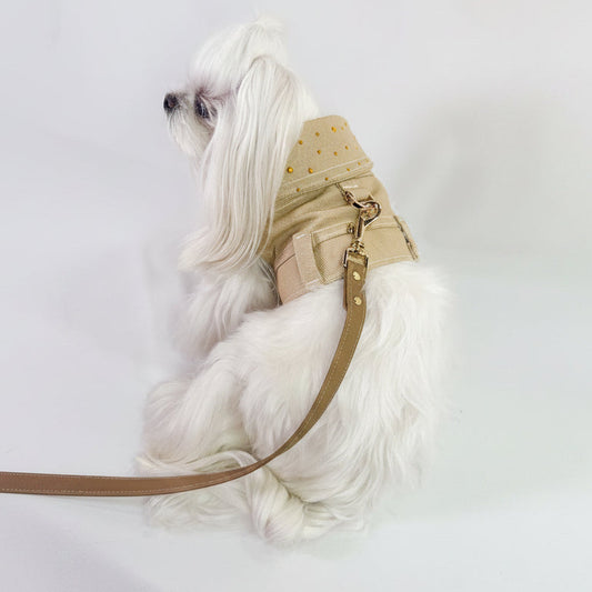 Mini BauJeans Goldie sabbia indossata da maltese, pettorina in denim per cani piccoli
