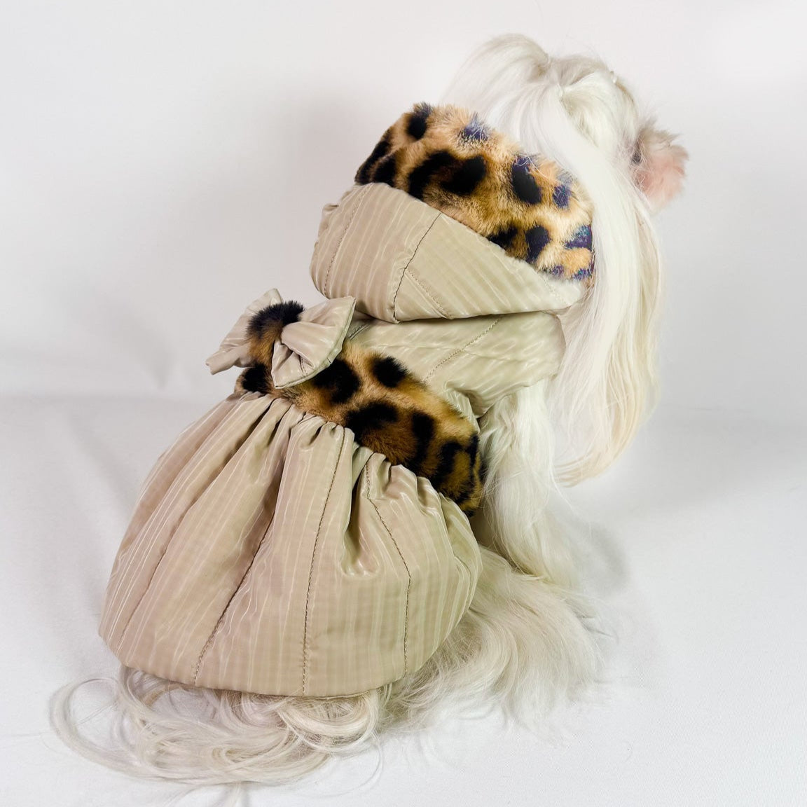 Piumino Charme Wild indossato da un maltese, visto da dietro con gonna arricciata e cappuccio leopardato