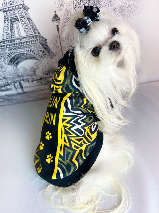 Felpa Run in morbida felpa garzata con stampa esclusiva nera, grigia e gialla, cappuccio in pelliccetta nera.