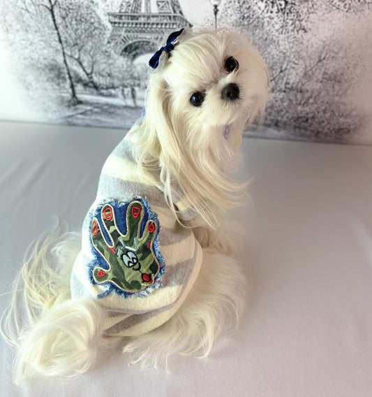 Maglioncino OKAB in caldo cotone a righe, con collo alto a trecce e applicazione in jeans ricamato