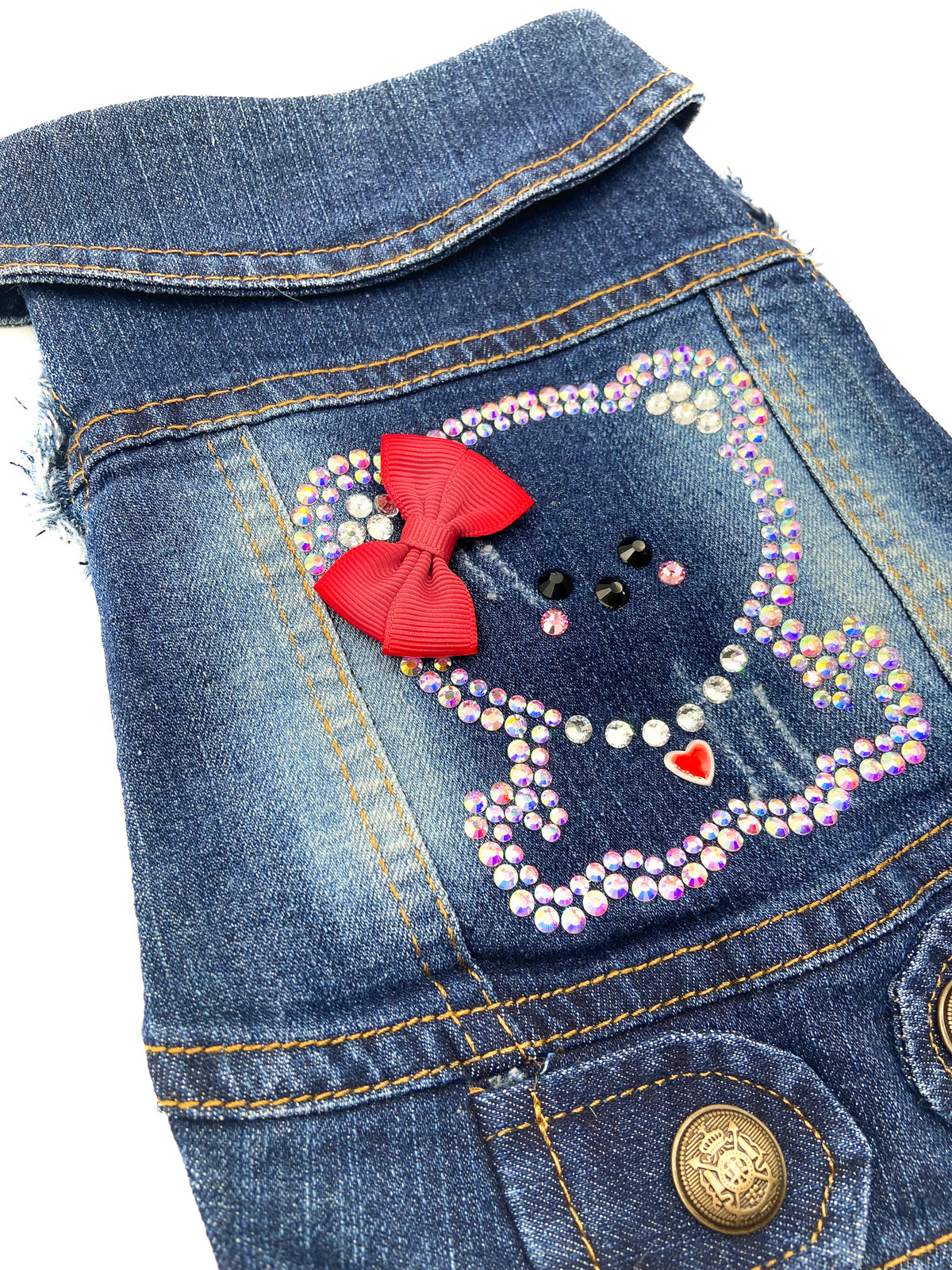 Dettaglio dell'orsetto My Love in cristalli con fiocco rosso e cuoricino sul BauJeans My Love