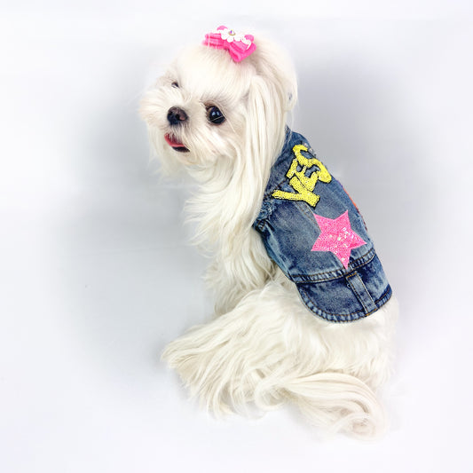 Maltese bianco con fiocco rosa di tre quarti indossa il BauJeans Yes con patch in paillettes