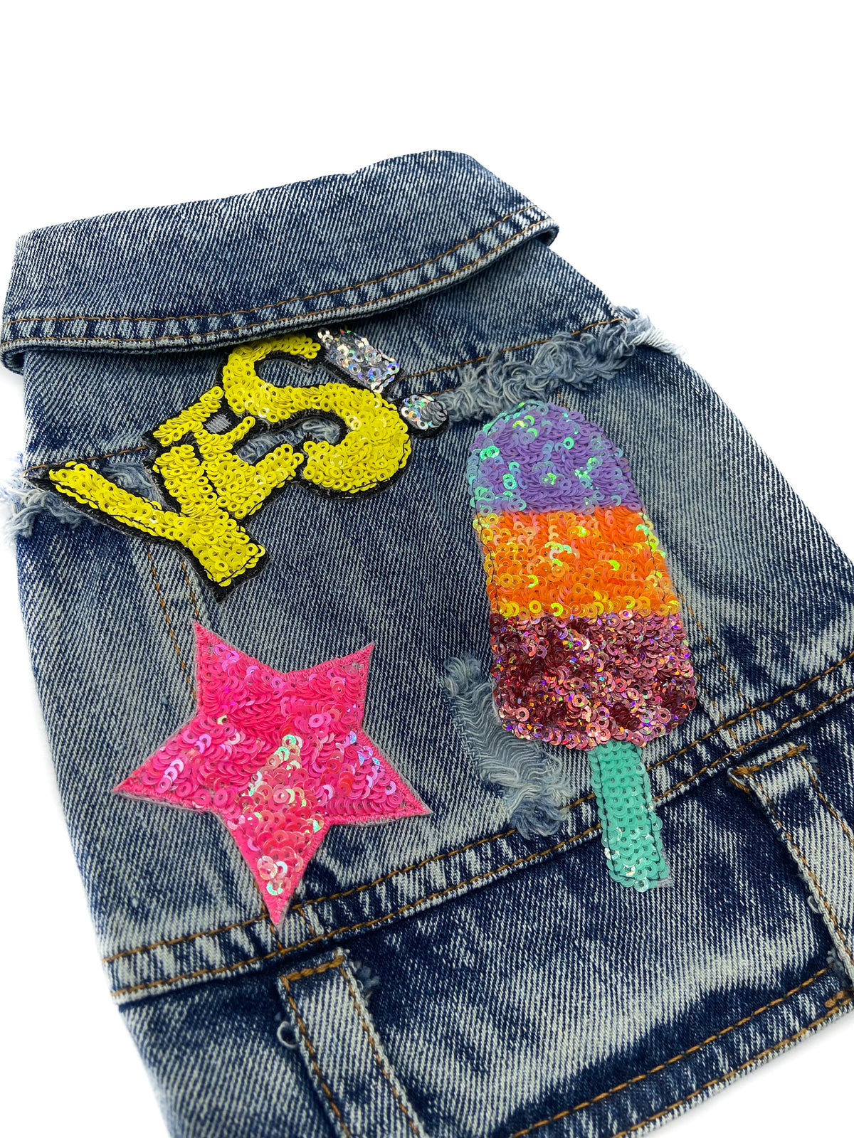 Dettaglio dei patch in paillettes colorate sul BauJeans Yes