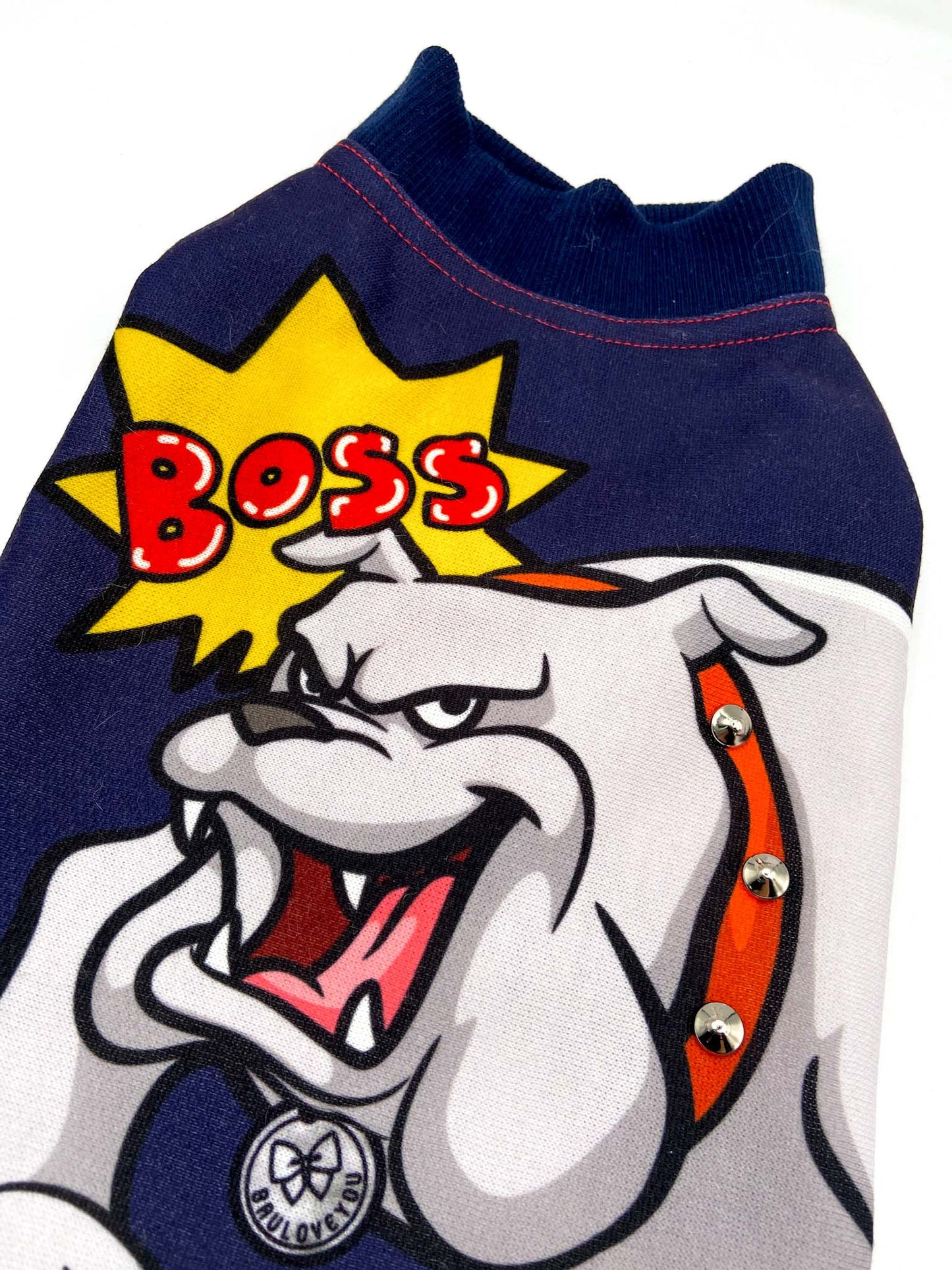 Felpa BOSS per cani, morbida e garzata, con stampa bulldog e borchie argentate. Comoda e perfetta per le passeggiate.