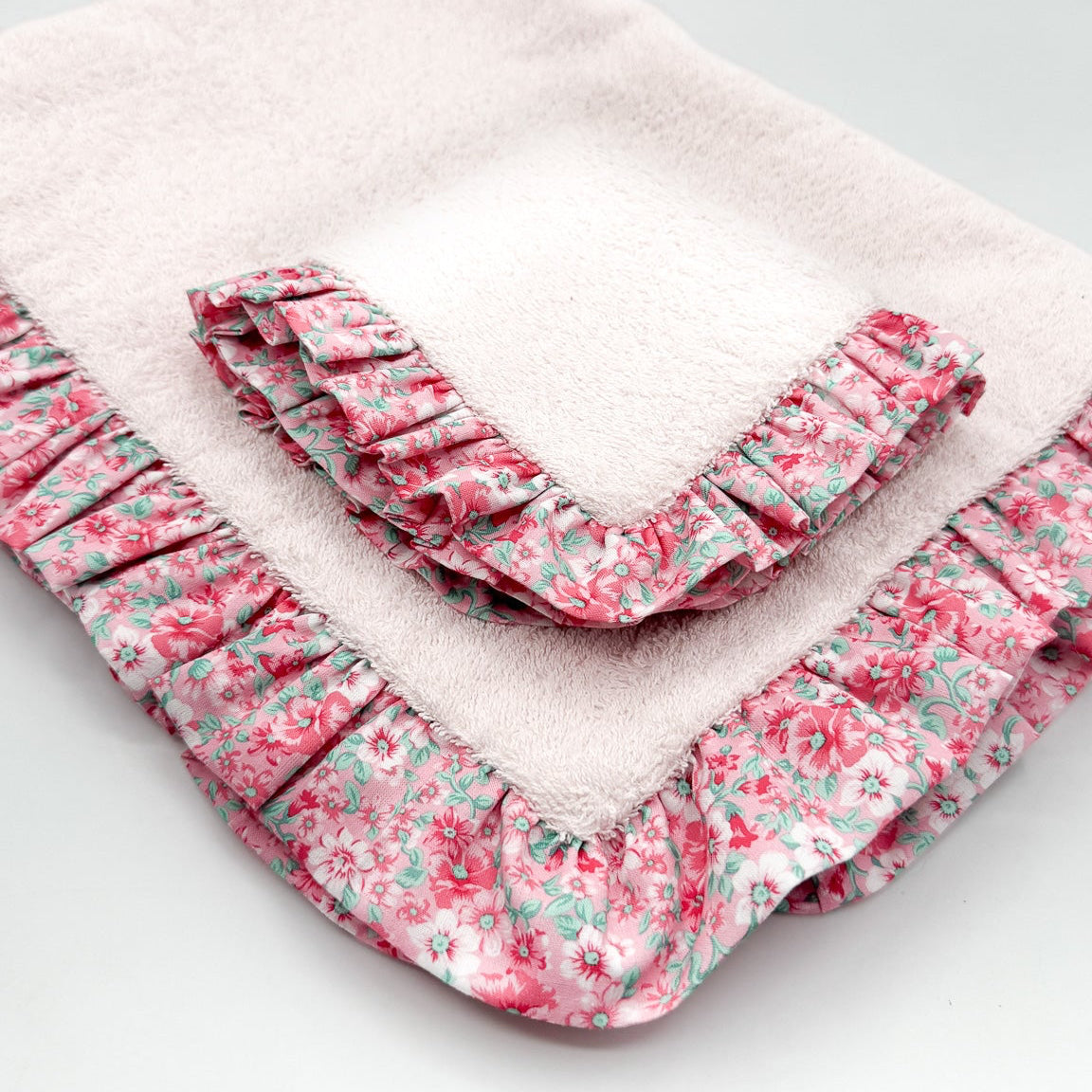 Set Travel Mat a fiori rosa piegato, telo grande e telo piccolo in spugna rosa