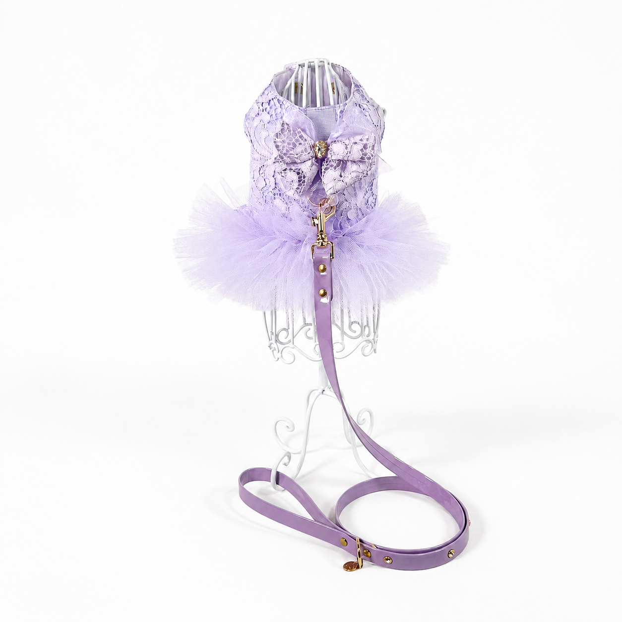 Dettaglio della pettorina Violetta in pizzo lilla e tulle per cani piccoli con guinzaglio lilla in vernice, coordinato