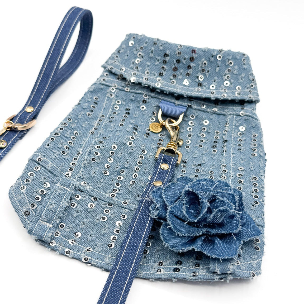Baujeans Eclat denim con paillettes per cani piccoli indossato con anello per guinzaglio