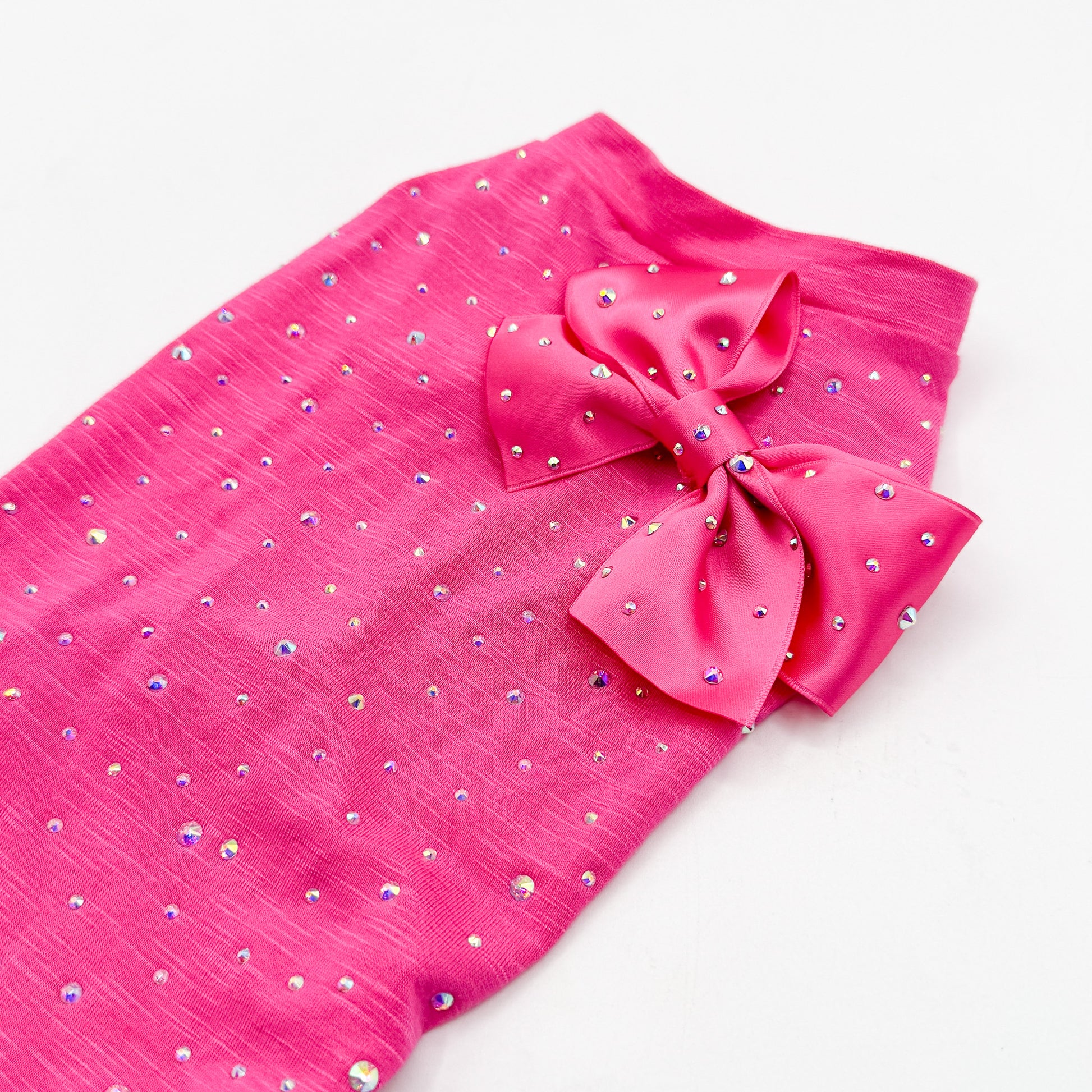 Retro della T-shirt Starlight con cristalli aurora boreale sparsi sul tessuto stretch fucsia