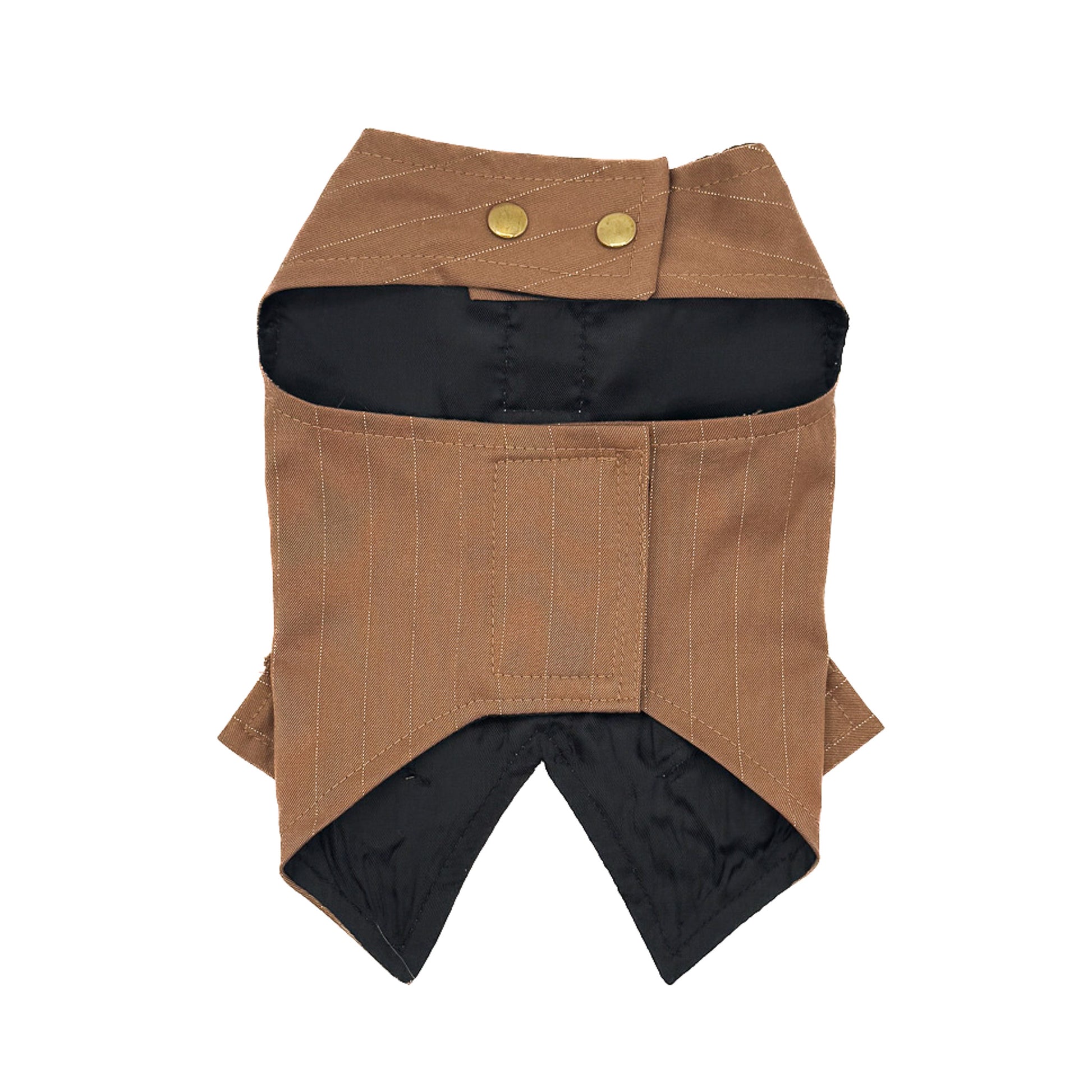 Pettorina smoking per cani in gessato tabacco con riga lurex oro, rever sartoriale, papillon coordinato e gancio guinzaglio in metallo dorato - vista allacciatura davanti