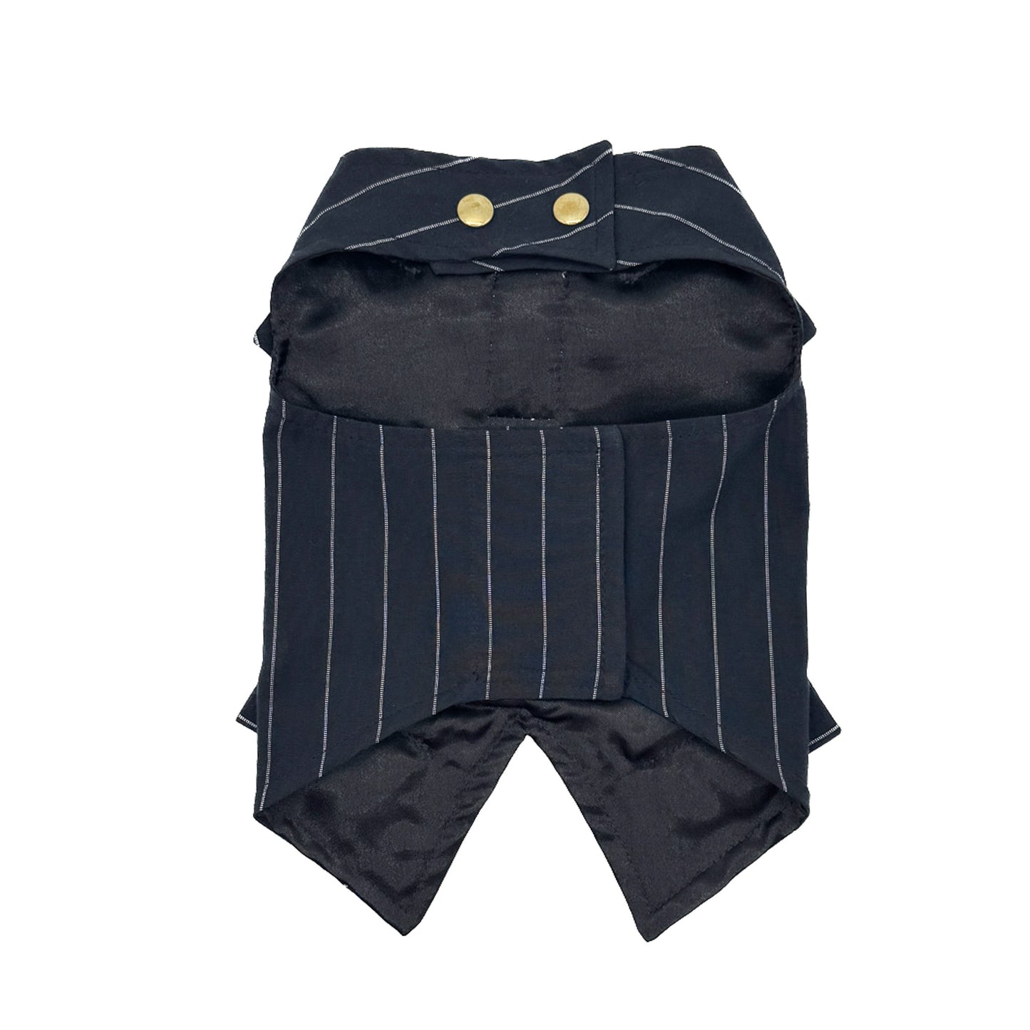 Pettorina smoking per cani in gessato nero con riga bianca, rever sartoriale, papillon coordinato e gancio guinzaglio in metallo dorato - vista allacciatura davanti