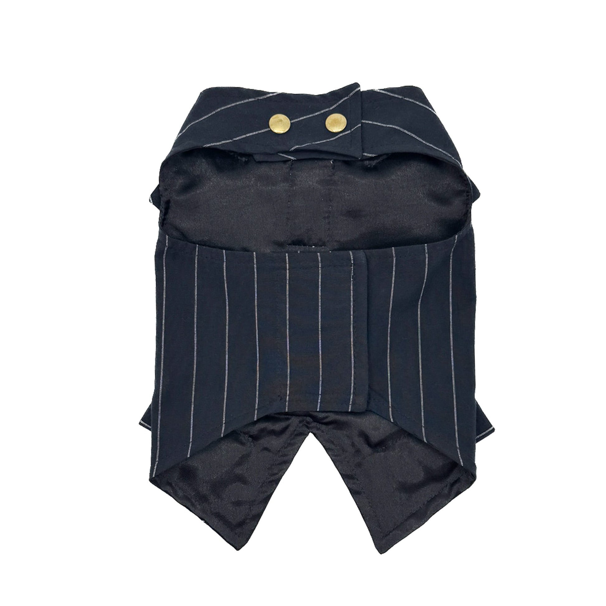 Pettorina smoking per cani in gessato nero con riga bianca, rever sartoriale, papillon coordinato e gancio guinzaglio in metallo dorato - vista allacciatura davanti