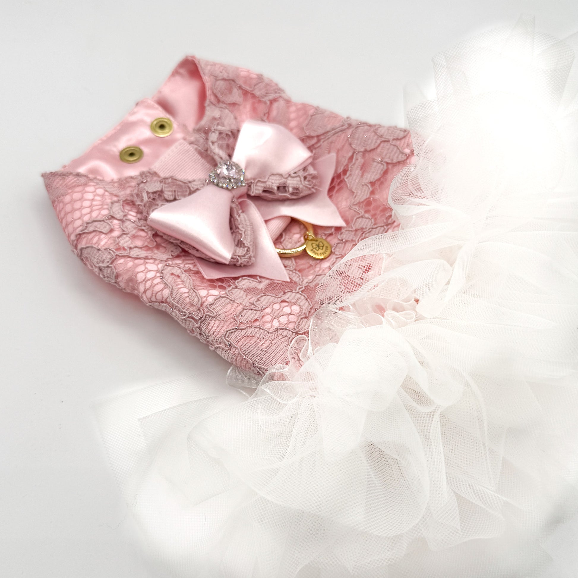 Pettorina elegante Rosa per cani piccoli con tulle e pizzo, dettaglio su manichino