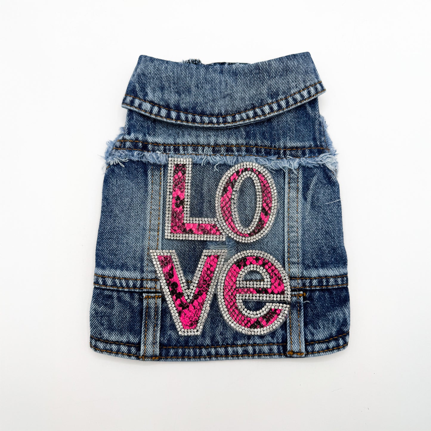 BauJeans Pink Love per cani piccoli in denim con patch LOVE animalier fuxia e dettagli in strass