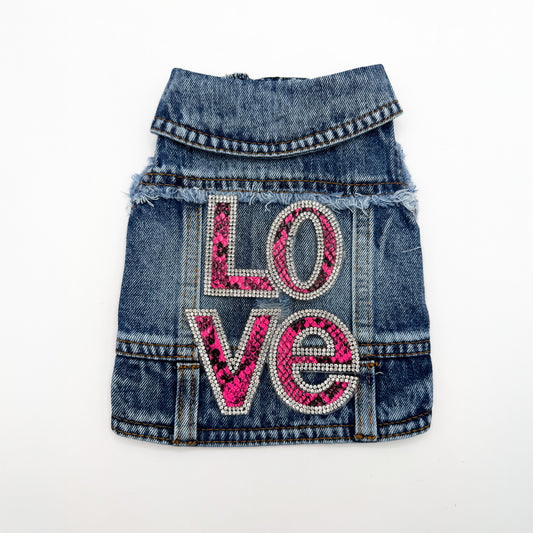 BauJeans Pink Love per cani piccoli in denim con patch LOVE animalier fuxia e dettagli in strass