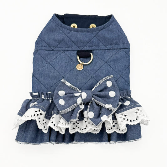 Pettorina ad abito in denim trapuntato con due ruche sovrapposte a pois, sangallo e chambray tinta unita sul fondo