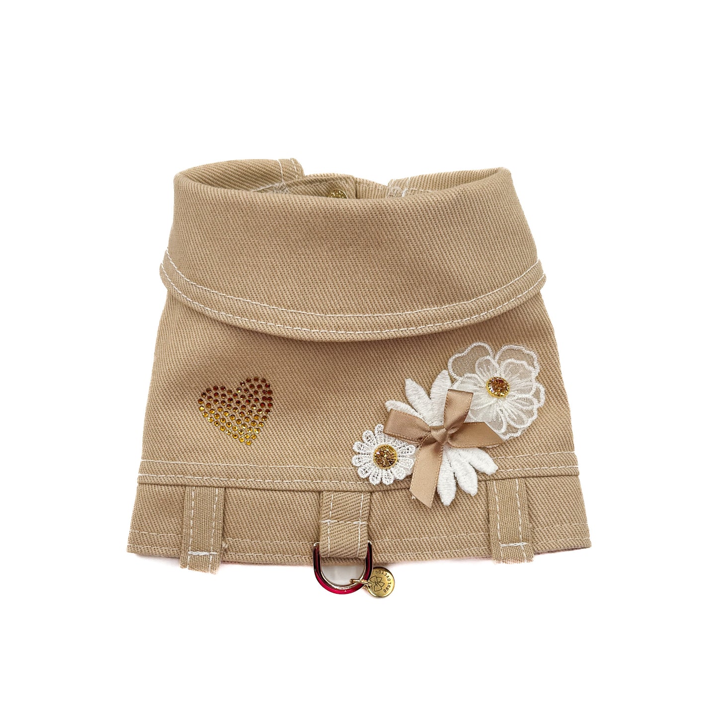 Pettorina Mini BauJeans Jolie in denim sabbia con fiori applicati e rivetti in cristallo su cane piccolo