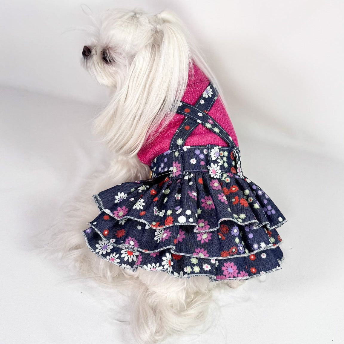 T-shirt per cane piccolo in cotone fuxia con lurex Roxanne indossata