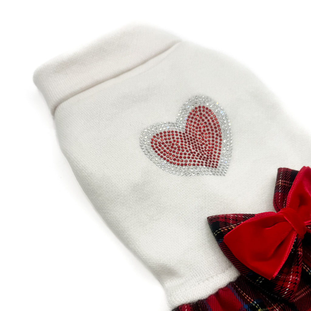 Dettaglio del cuore in strass e del fiocco rosso in velluto dell'Abito Lampone