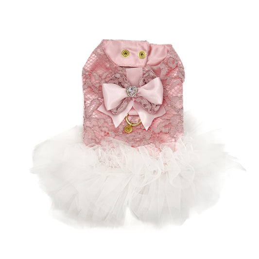 Rosa pettorina couture in pizzo e tulle per cani piccoli, vista indossata