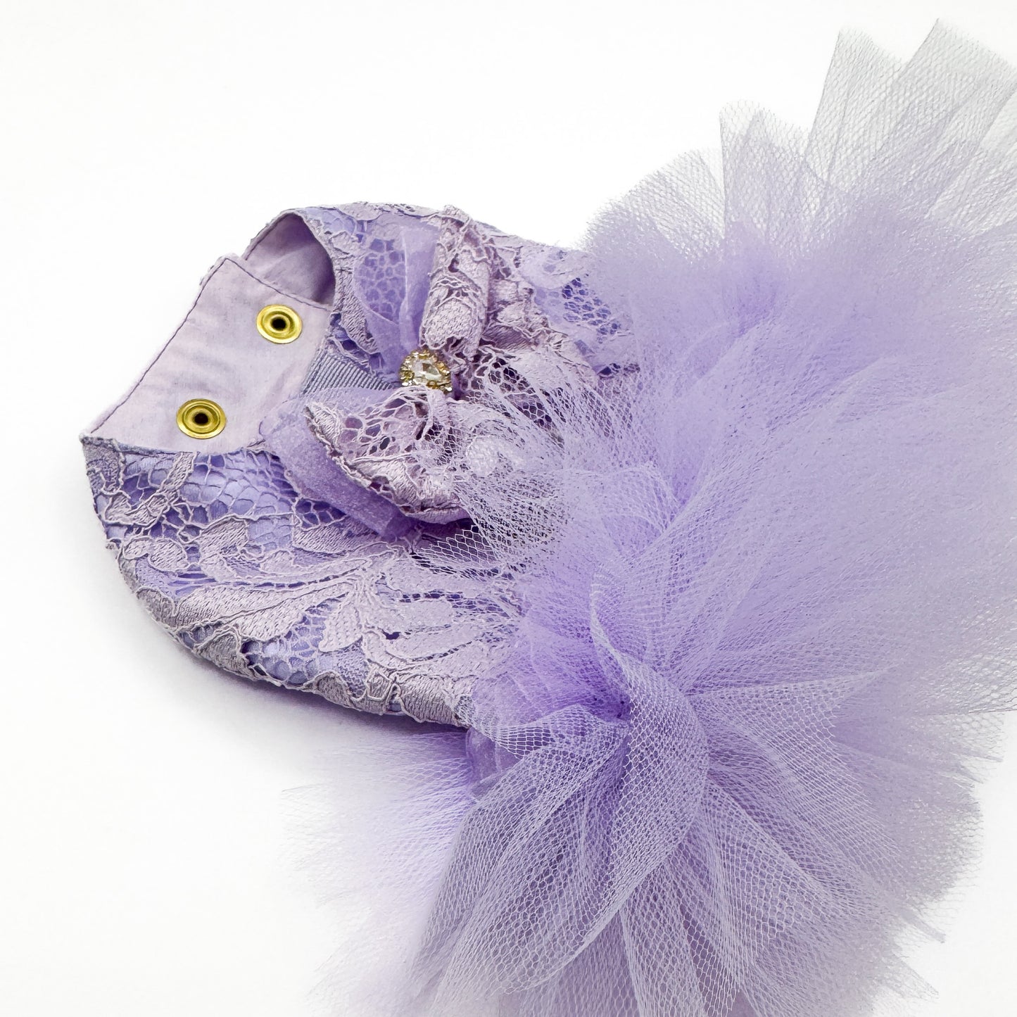 Dettaglio della pettorina Violetta in pizzo lilla e tulle per cani piccoli