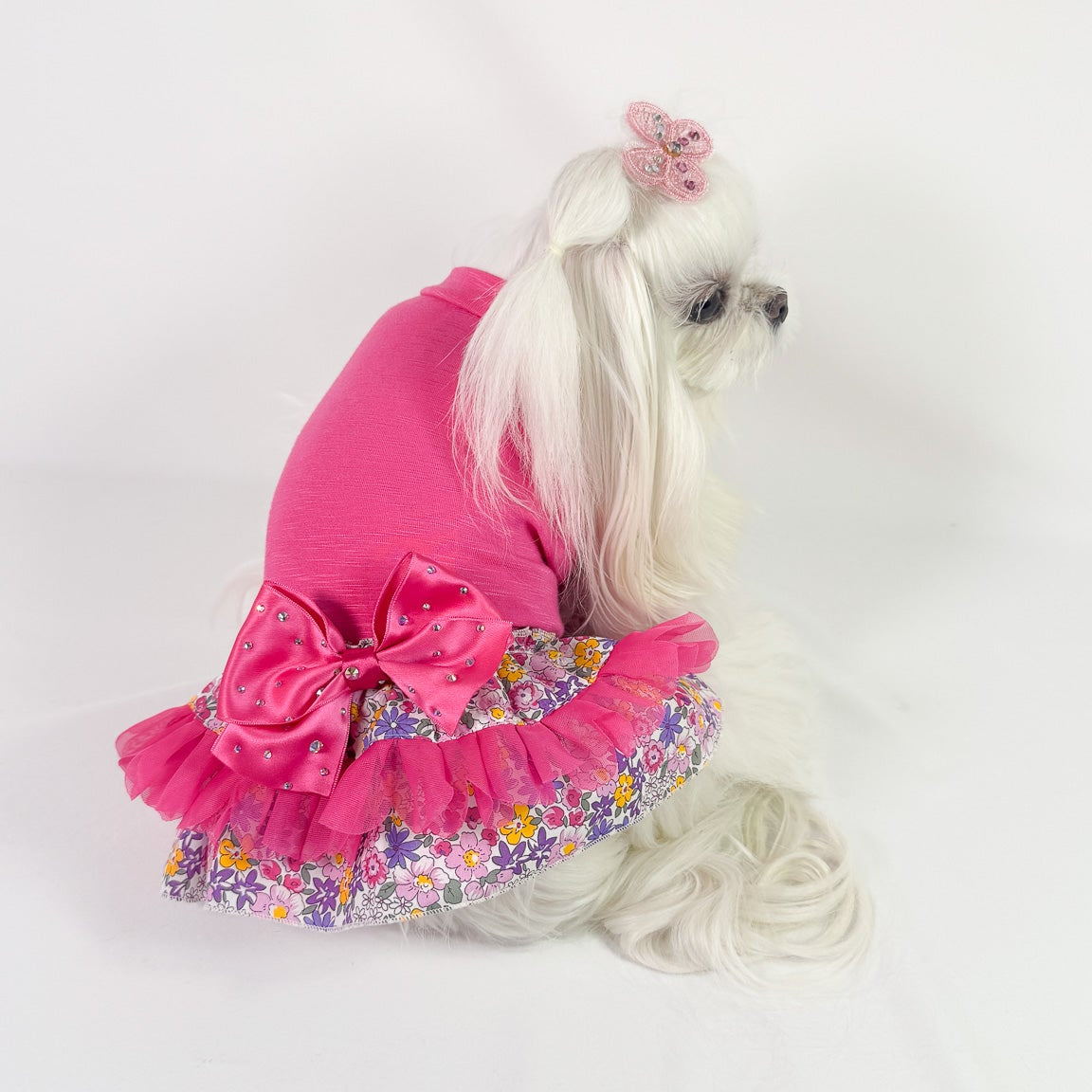 Abito fucsia in viscosa con due balze in tessuto Liberty floreale e passamaneria a petali di fiore