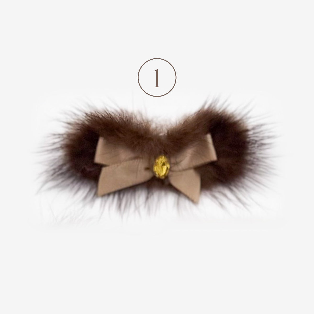 Barretta Fluffy 1, pelliccetta marrone con fiocchetto in raso cammello e cristallo giallo