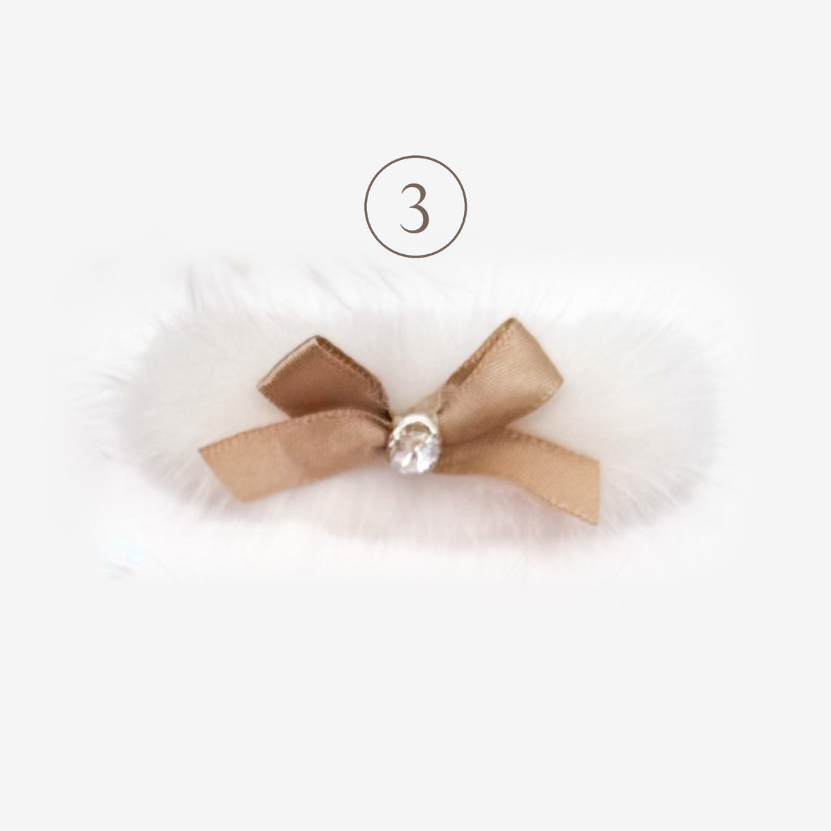 Barretta Fluffy 3, pelliccetta panna con fiocchetto in raso cammello e cristallo