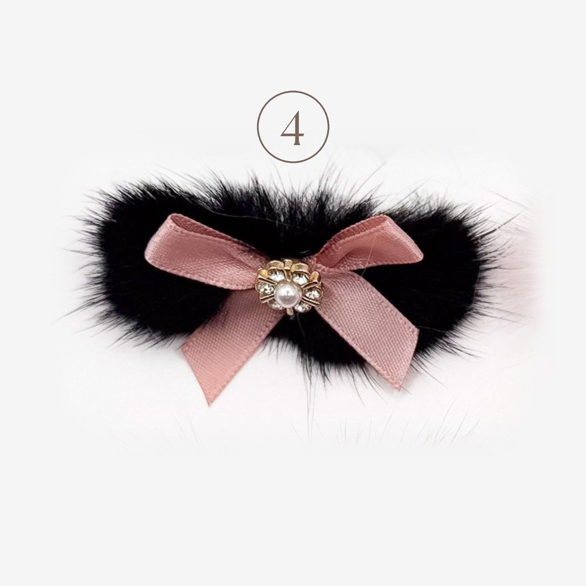 Barretta Fluffy 4, pelliccetta nera con fiocchetto in raso rosa antico, cristalli e perla