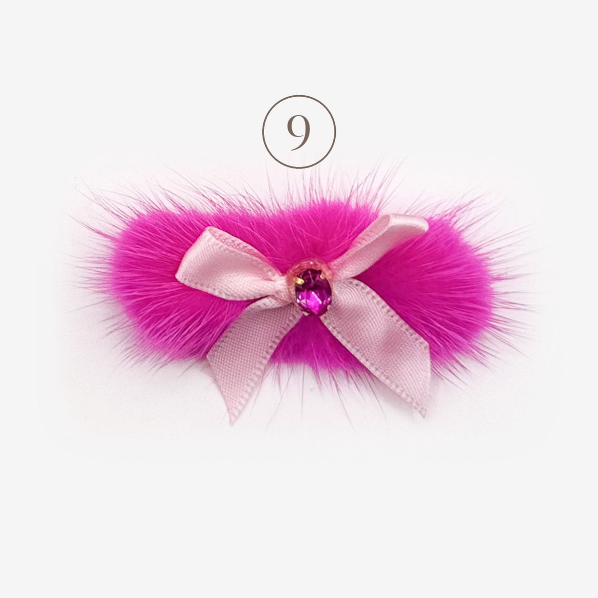 Barretta Fluffy 9, pelliccetta fucsia con fiocchetto in raso rosa e cristallo fucsia