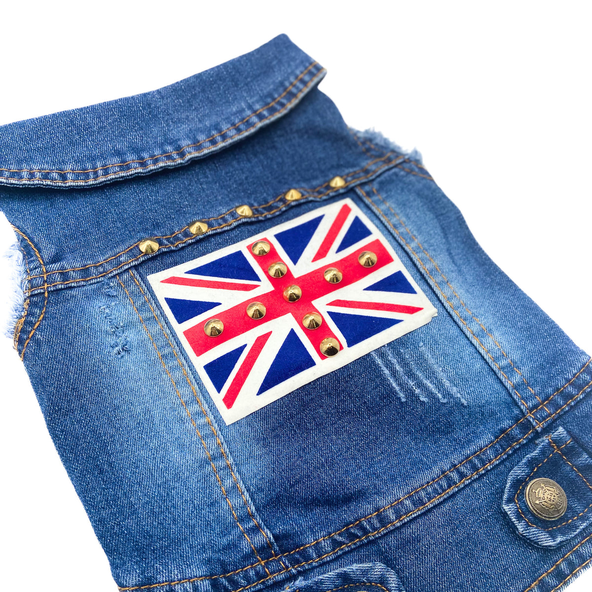 Dettaglio del patch con bandiera inglese e borchie dorate del BauJeans Brith