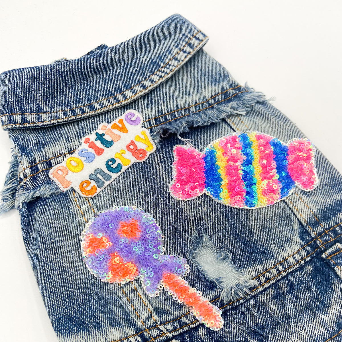 Dettaglio dei patch in paillettes del BauJeans Lollipop