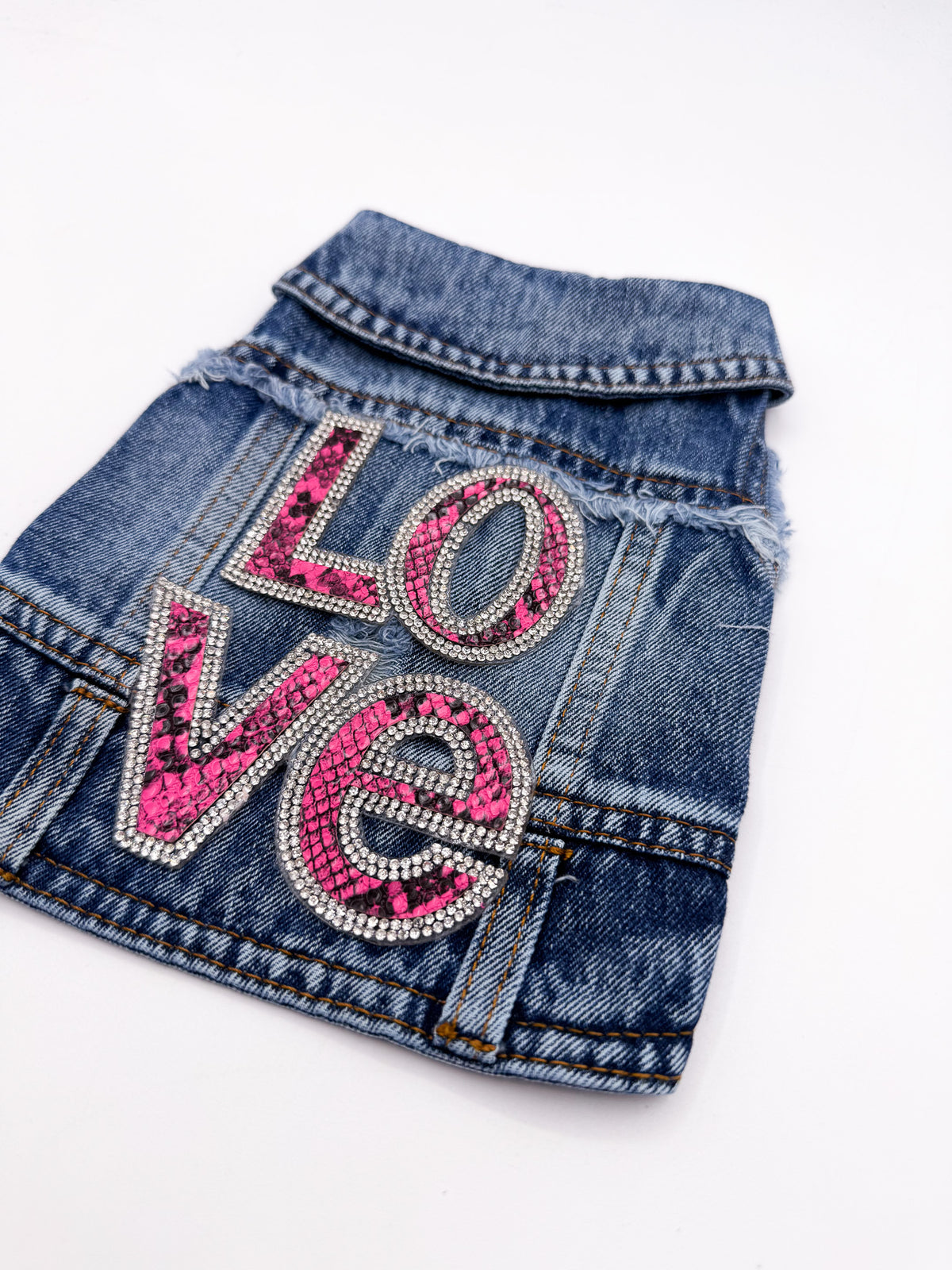 BauJeans Pink Love, schiena con scritta Love animalier e bordo di strass