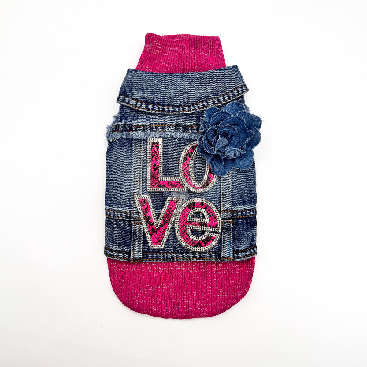 BauJeans Pink Love abbinato a un maglioncino rosa e a un fiore in denim