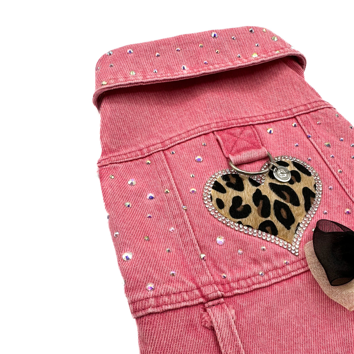 Dettaglio del cuore maculato con strass e dei cristalli aurora boreale del BauJeans Pinky