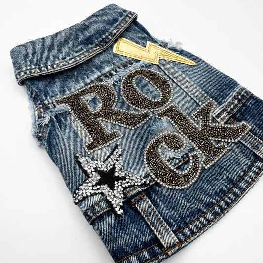 Dettaglio della scritta Rock, della stella e della saetta oro del BauJeans Rock