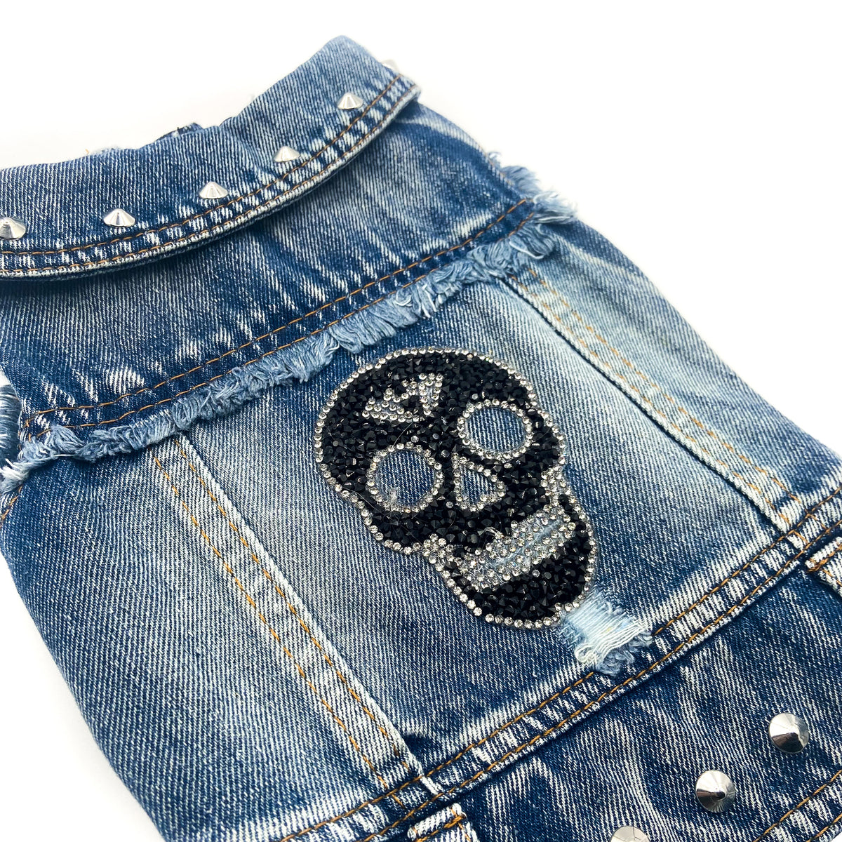 Dettaglio del teschio di strass e delle borchie del BauJeans Skull