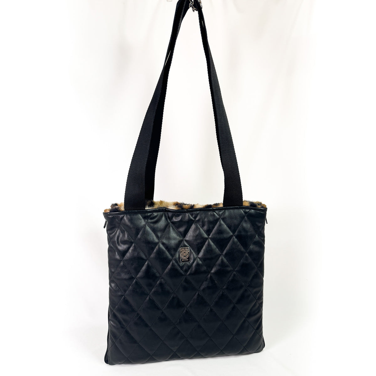 Borsa Lounge Bag nera trapuntata indossabile sulla spalla