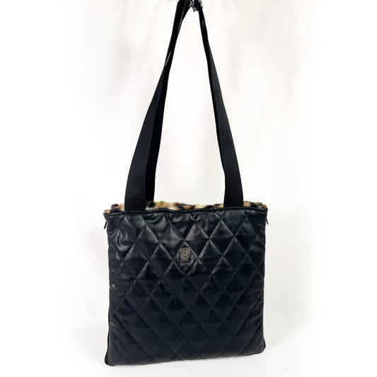 Borsa Lounge Bag nera trapuntata indossabile sulla spalla