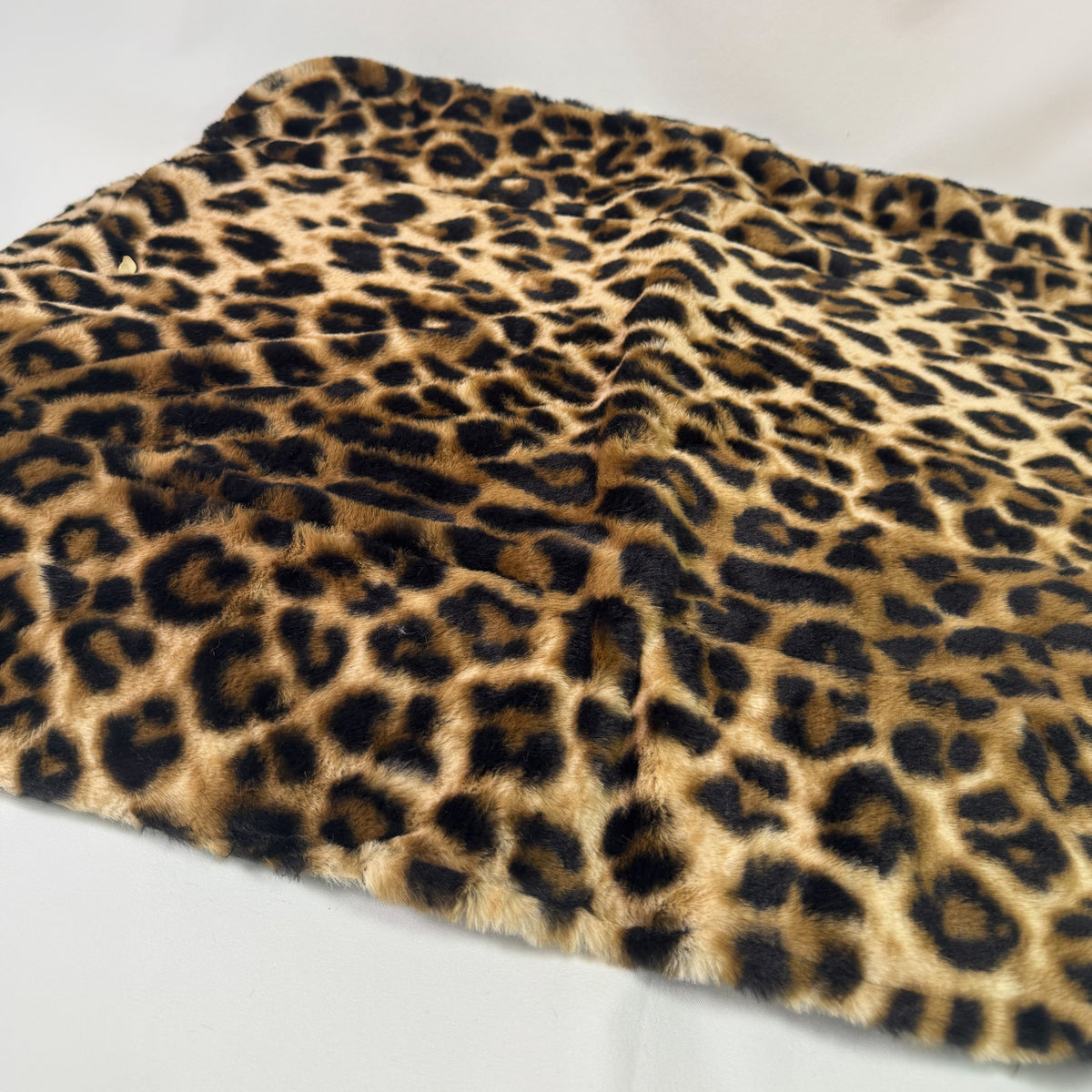 Interno in pelliccia leopardata della Borsa Lounge Bag aperta come tappetino