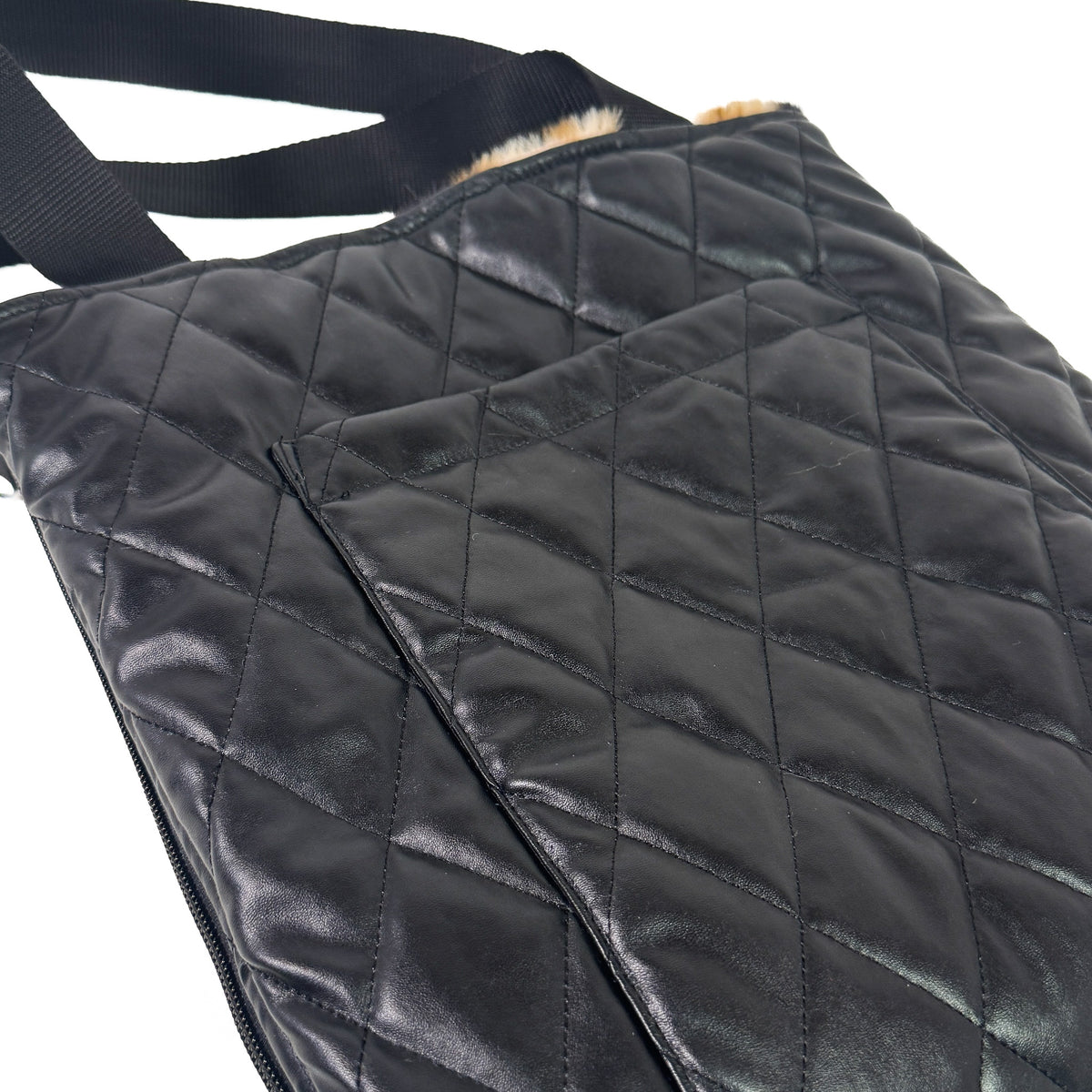 Dettaglio della Borsa Lounge Bag in ecopelle nera trapuntata con manici e cerniere laterali