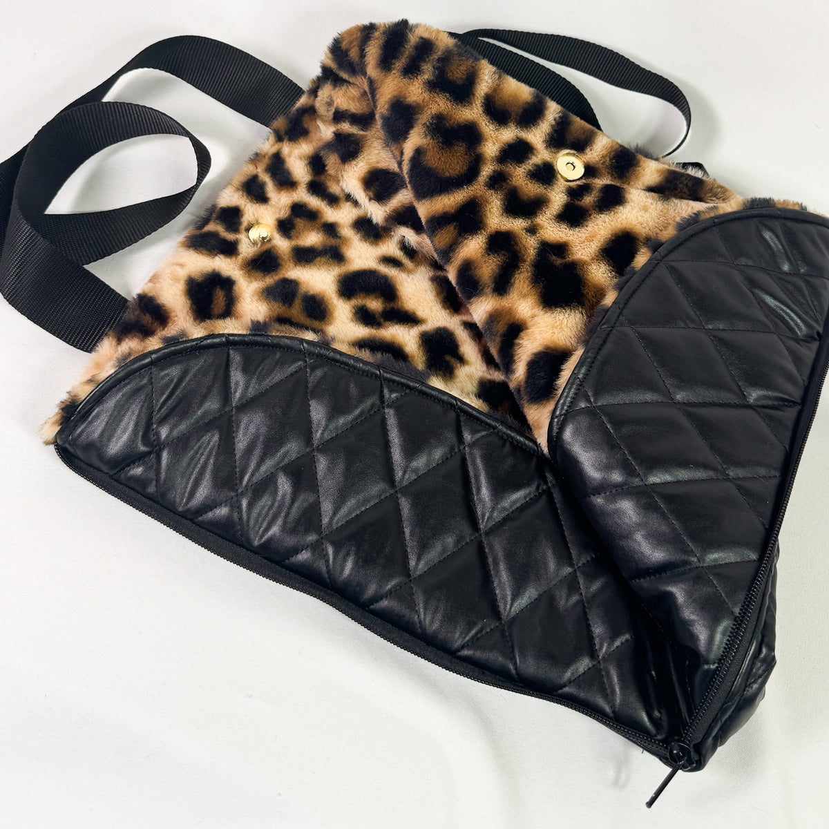 Borsa Lounge Bag aperta, interno leopardato e lati in ecopelle nera trapuntata