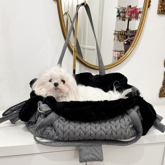 Maltese bianco nella Nanna Bag Trecce grigia con interno in peluche nero