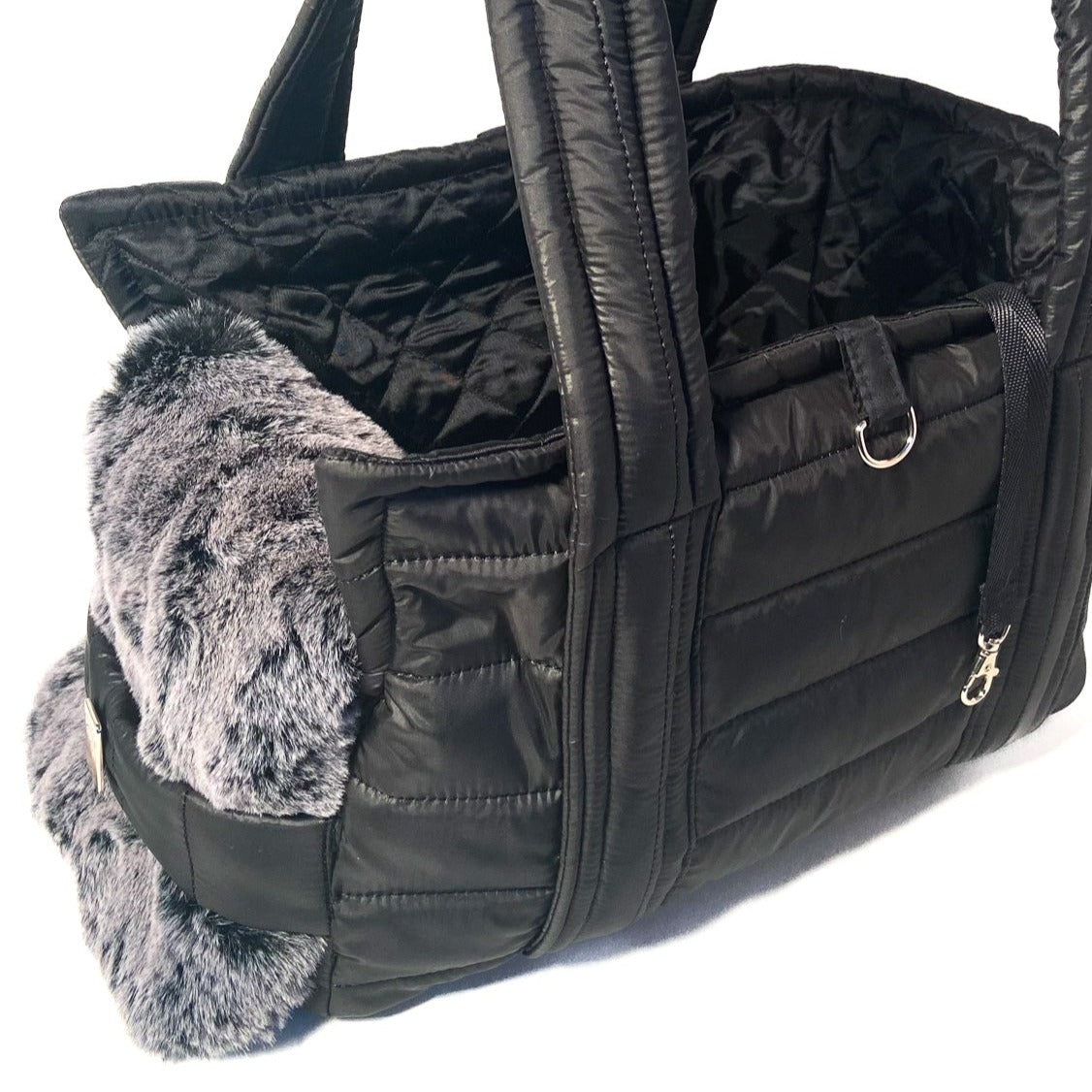 Borsa Puff Bag vista di lato con il cuscino in pelouche grigio e il moschettone