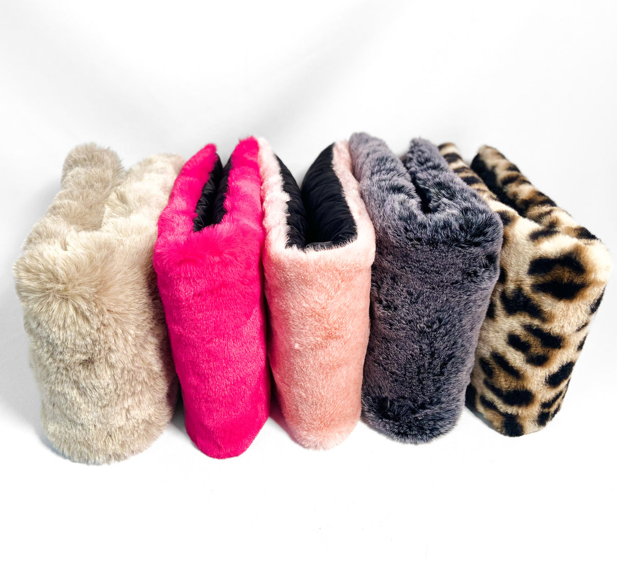 I cinque colori dei cuscini in pelouche: tortora, fucsia, rosa, grigio e maculato