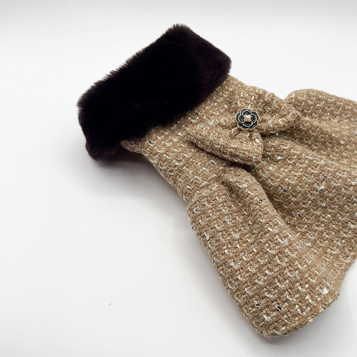 Dettaglio del Cappottino Ambra: bottone a rosa nera con perla sul fiocco in tweed bouclé con paillettes